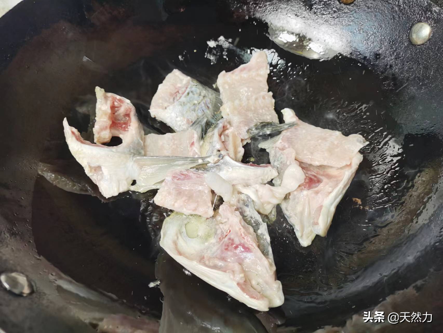 酸菜鱼的正宗做法，鱼肉滑嫩没腥味，酸菜爽口，酸辣麻香真过瘾