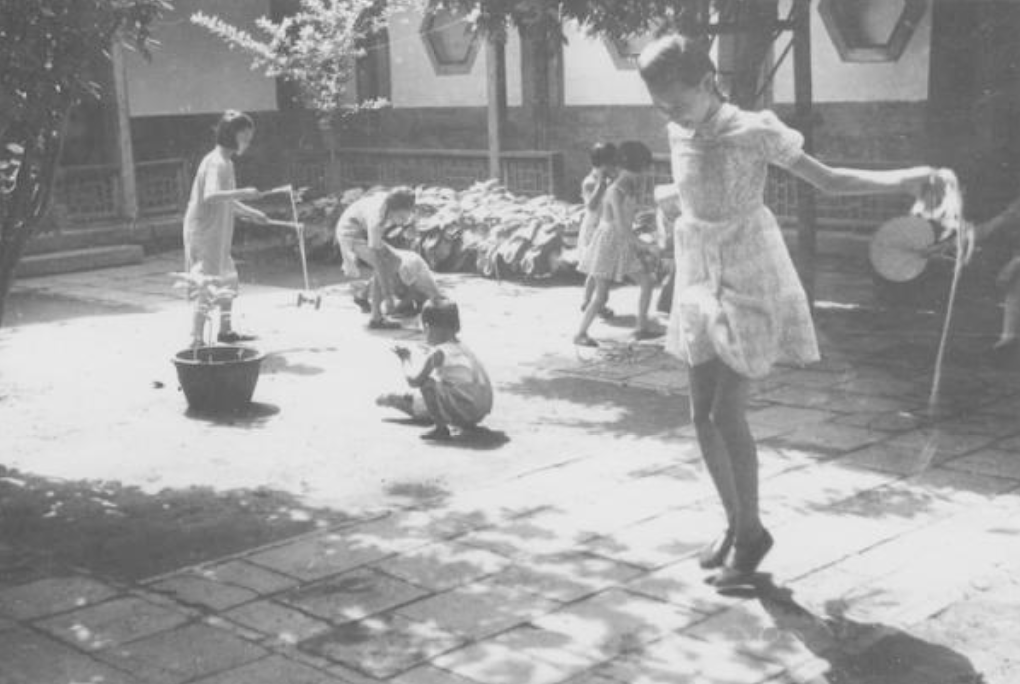 艺术家向梅：与丈夫恩爱一生对他有亏欠，儿子儿媳孝顺，晚年幸福