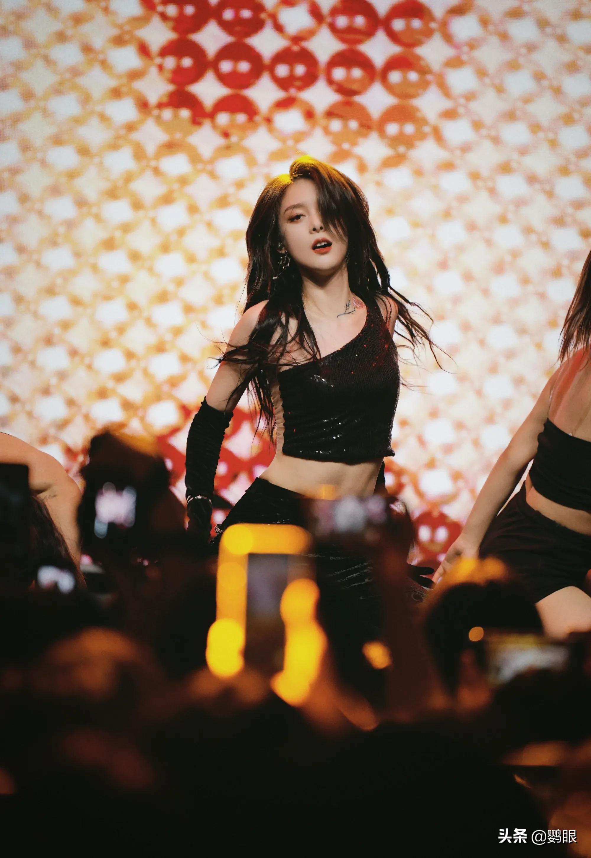 傅菁音乐会活力四射，疤痕上盛开出玫瑰，超美，超酷，超浪漫