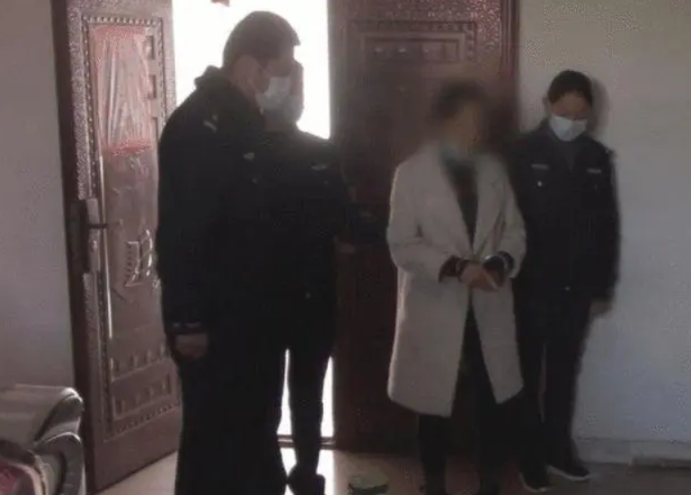 2020年，四川21岁小伙酒后手刃生父：母亲为其顶罪，邻居联名求情