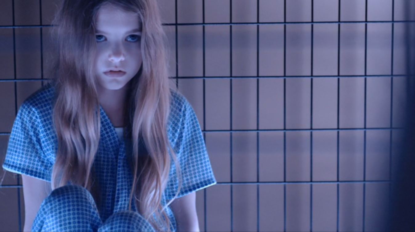 《壮志凌云》17岁女儿精致五官超抢镜，首映会上与阿汤哥亲密合影