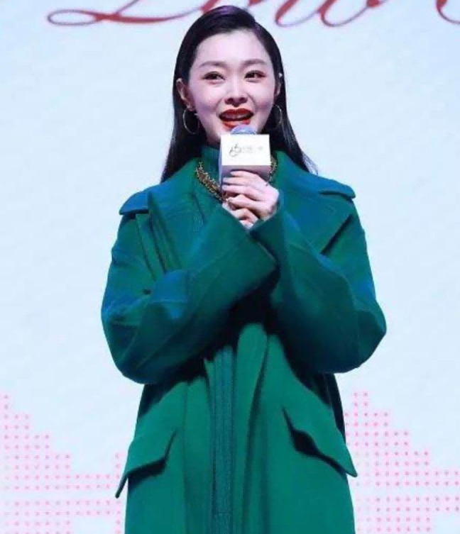 痘痘脸、赘肉、五五分！生图里的女星，让我看见了人间真实