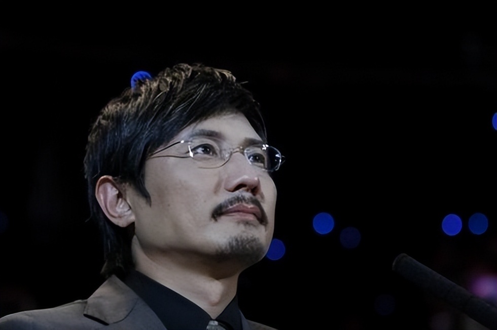 54岁的包小柏：娶圈外人妻子，女儿患癌离世，与哥哥抱头痛哭