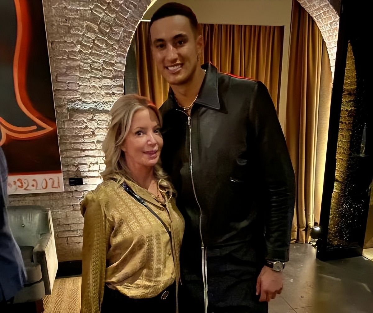 库兹马和珍妮什么关系（库兹马晒湖人女老板合影！年龄差34岁，昔日绯闻情侣，洛杉矶嫪毐）-趣拿体育