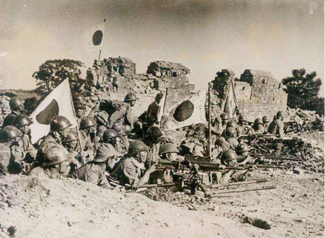 死相难看的日本将军，夜里遇到我军突袭，小兵从屁股处把将军捅死