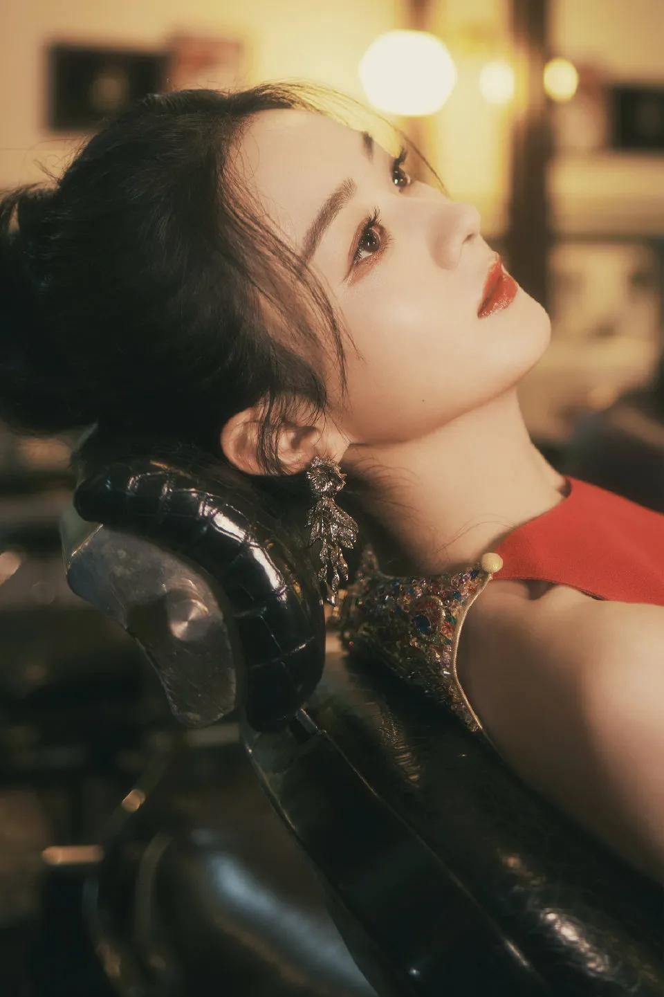 美图分享｜春风绕过发梢红纱｜赵丽颖