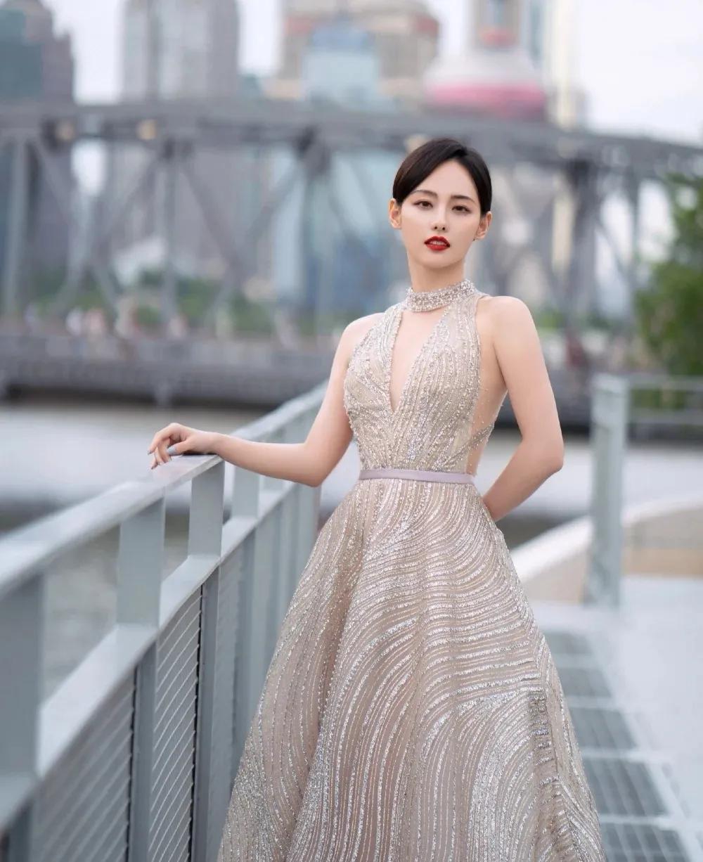 张嘉倪优雅大方壁纸分享