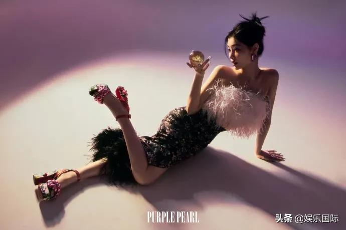 许佳琪抹胸裙秀香肩 夸张眼妆搭银发好吸睛