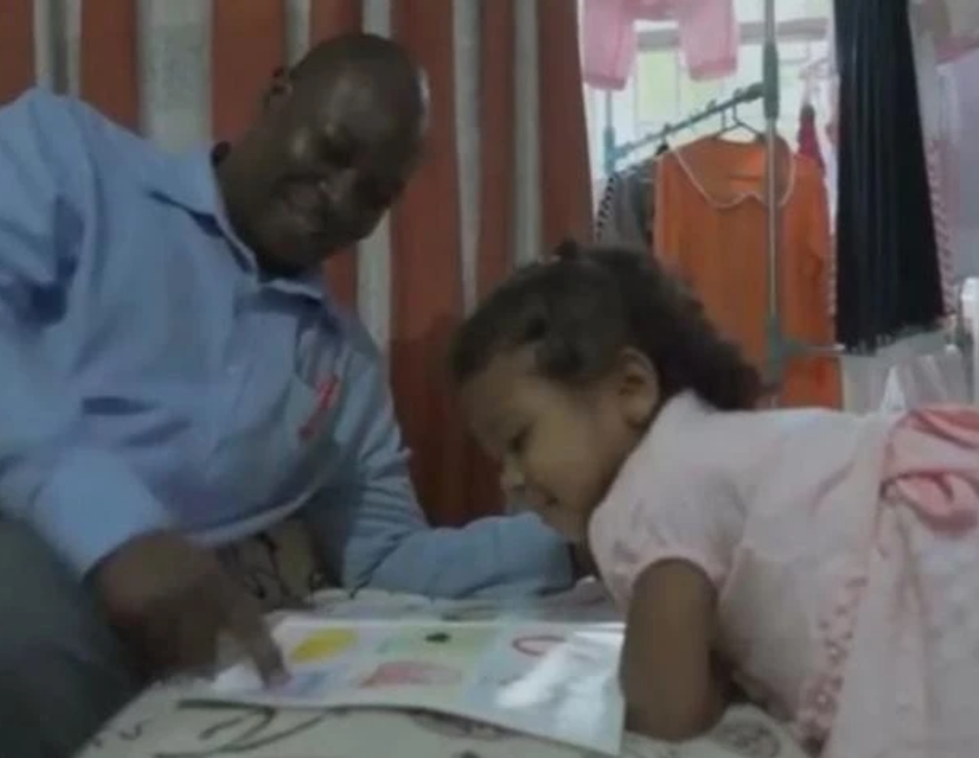 1996年，28岁清华才女不顾劝阻远嫁非洲，后来有了四个混血宝宝