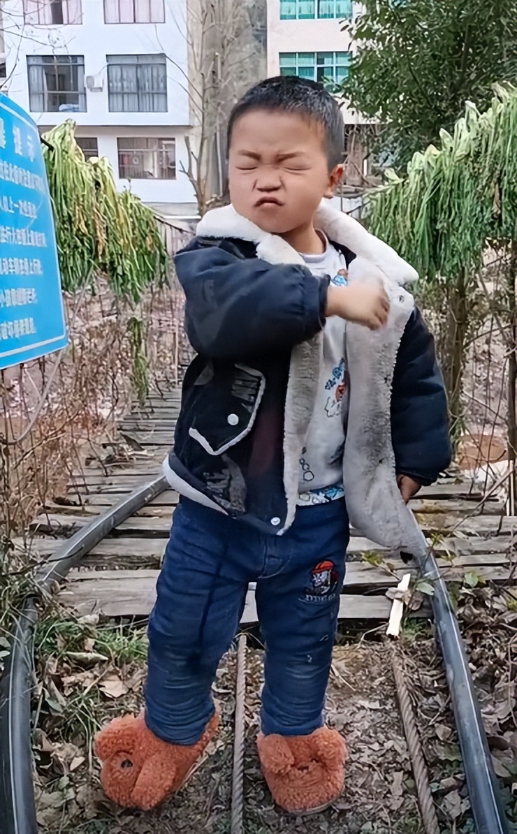 “未来歌神”：6岁农村萌娃“戏精附体”，靠模仿对口型唱歌走红