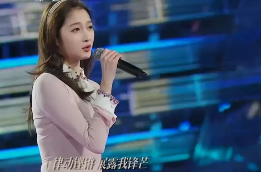 跨年晚会女星造型:杨紫大红裙镇场,杨幂甜美,金晨扮古装惊艳插图42 跨年晚会女星造型:杨紫大红裙镇场,杨幂甜美,金晨扮古装惊艳