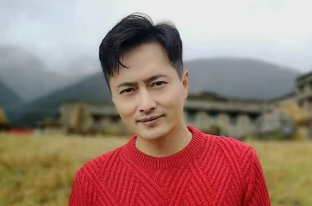 云飞和高月离婚6年,一个再婚娶北大才女,一个带着女儿艰难生活