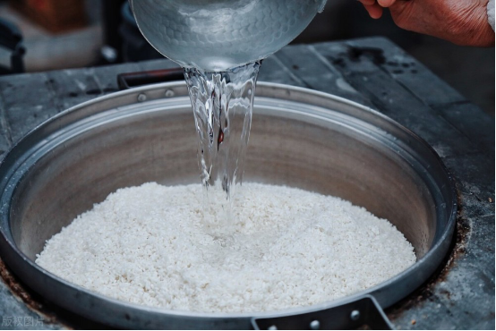 煮米饭时，别直接加水下锅，牢记3个技巧，米饭香软，颗粒分明