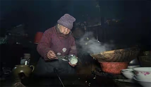 老妇人秀拿手好菜(74岁老奶奶，一人住深山31年，105岁一日三顿肉，做饭有“讲究”)