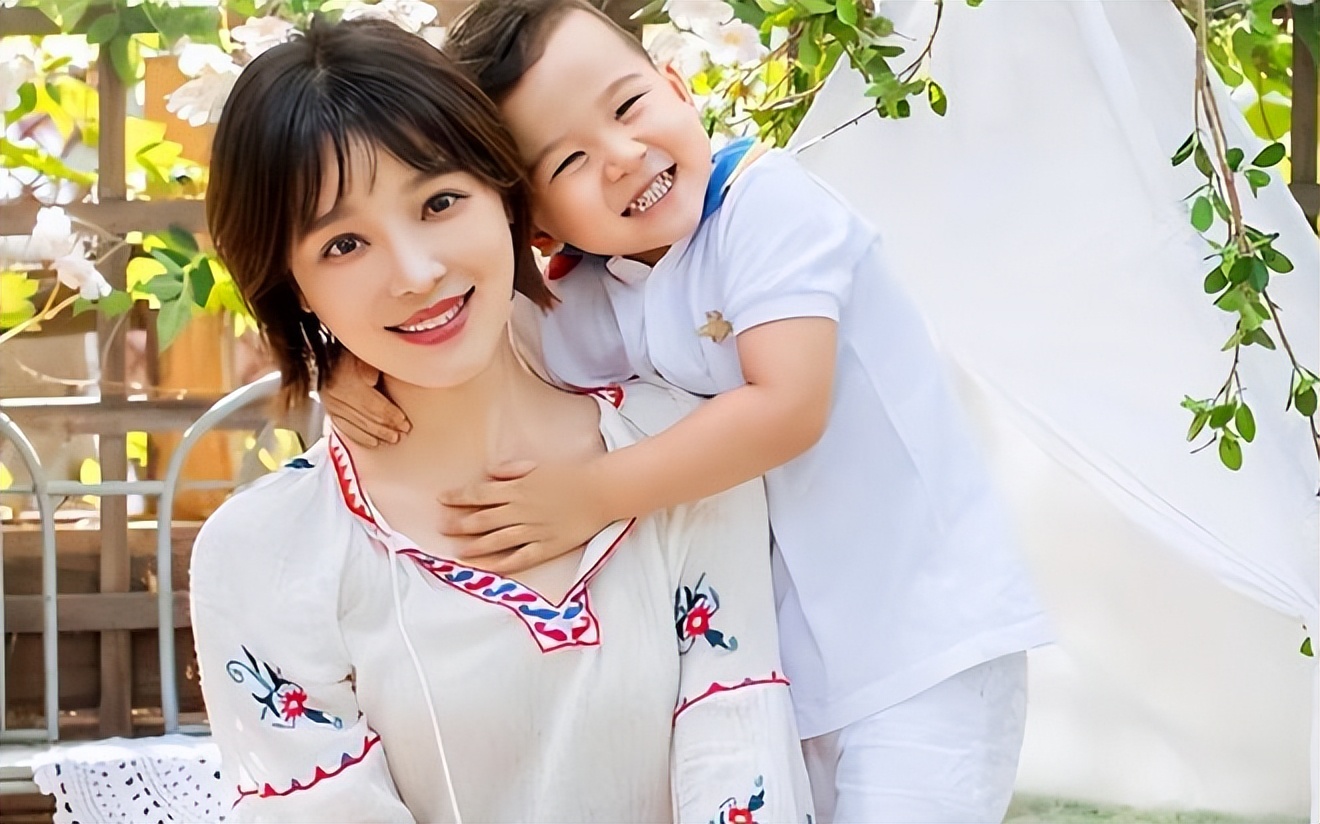 央视胡蝶:不顾一切闪婚大12岁的陆川,婚后生下一儿一女,幸福美满