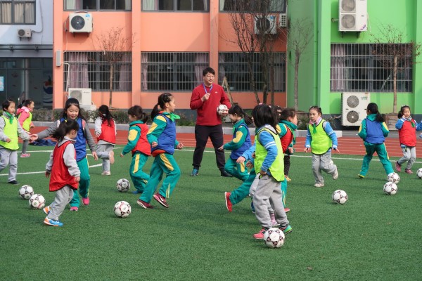 上海青少年足球静安（静安区第一支小学女子足球队在静安这所小学诞生 在女生中推广足球运动已有5年多）