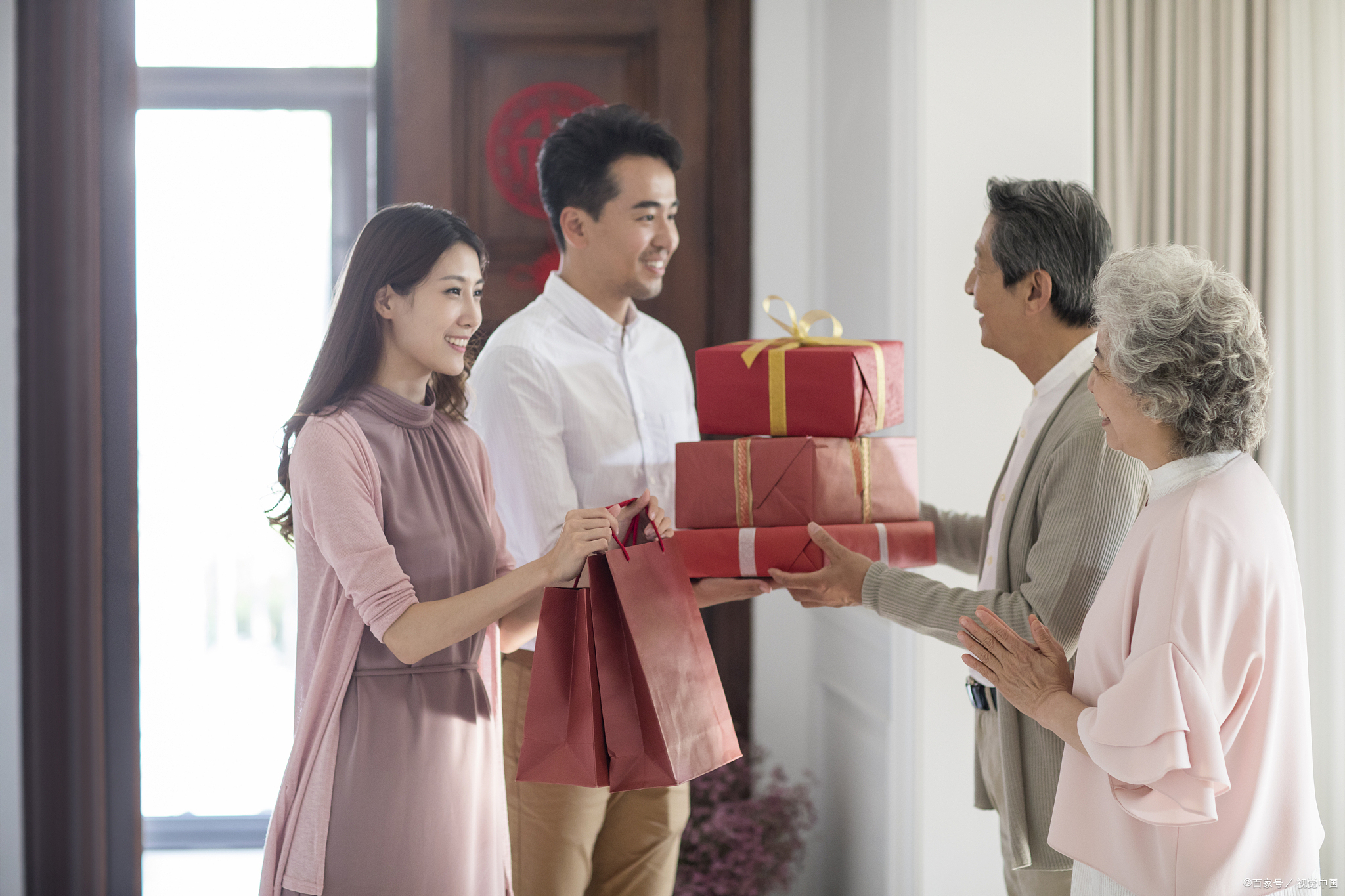 2022年虎年春节拜年送岳父岳母什么礼物？