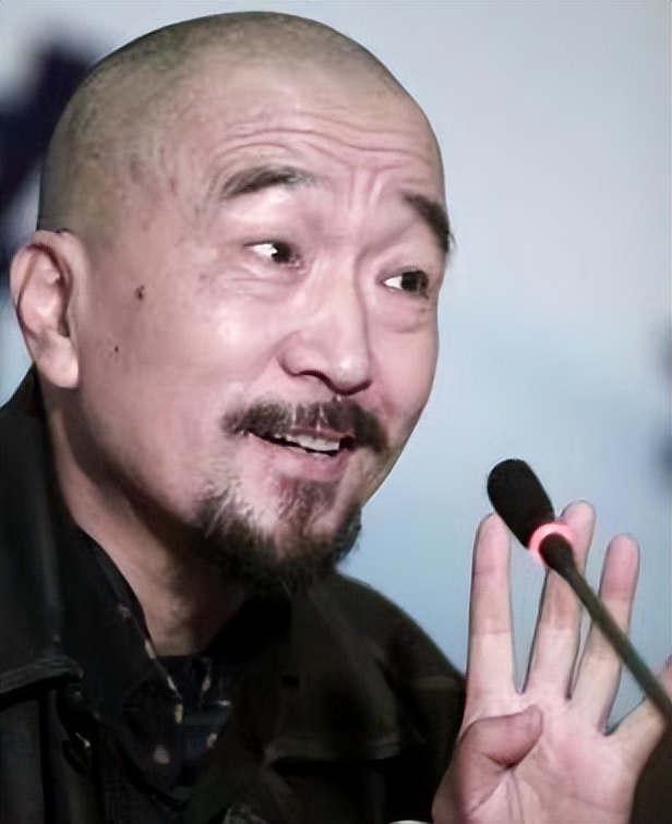 在娱乐圈，像韩红、李琼这样真实的人，寸步难行，也是我们的悲哀