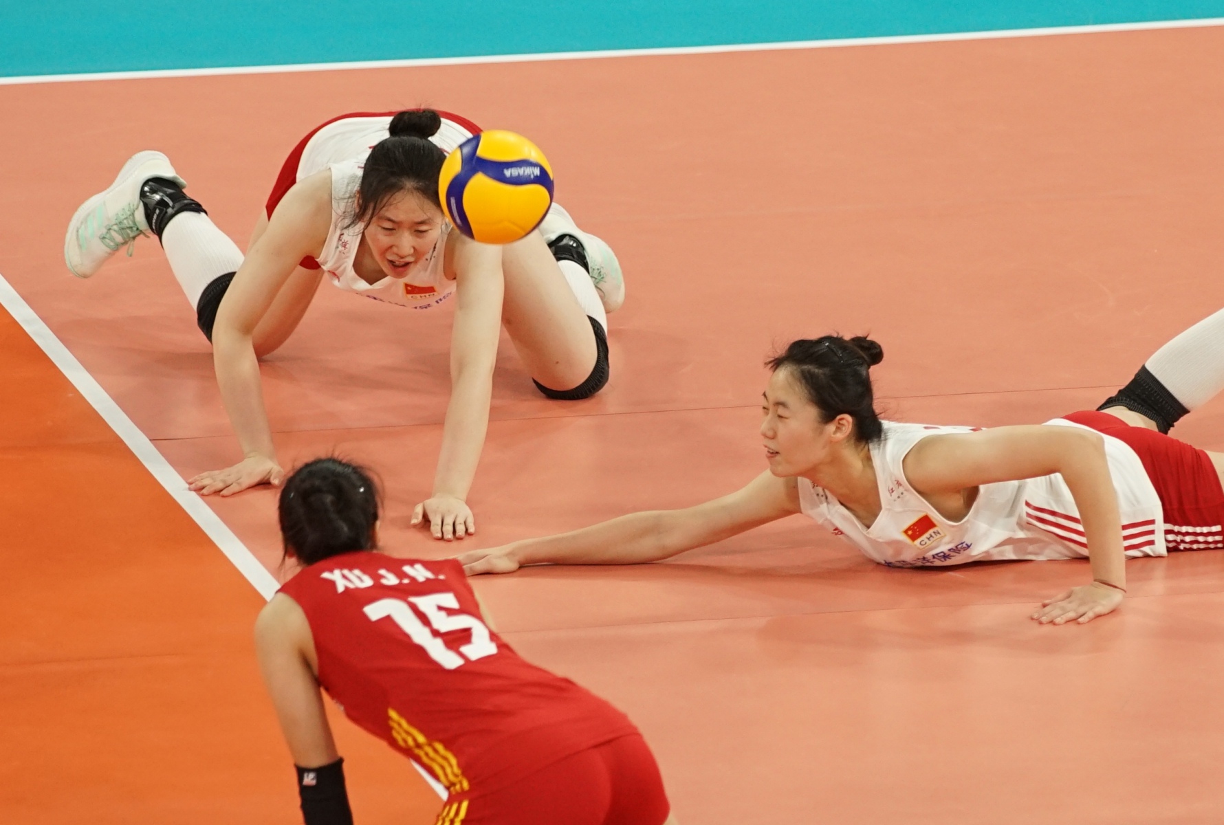 永不放弃！女排精神再现！亚洲杯中国女排3比2击败泰国，晋级决赛
