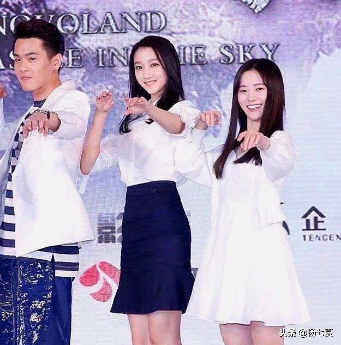 看了鞠婧祎和别人的合照才知道，她的脸真的是又美又小