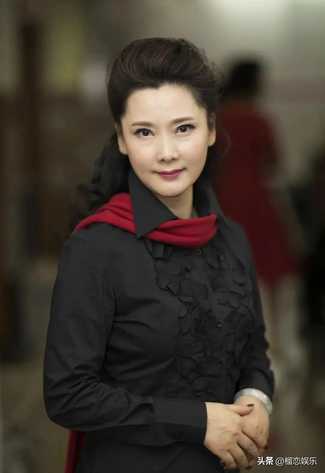 何赛飞:5岁被妈妈抛弃,20岁成越剧花旦,以"姨太专业户"霸屏