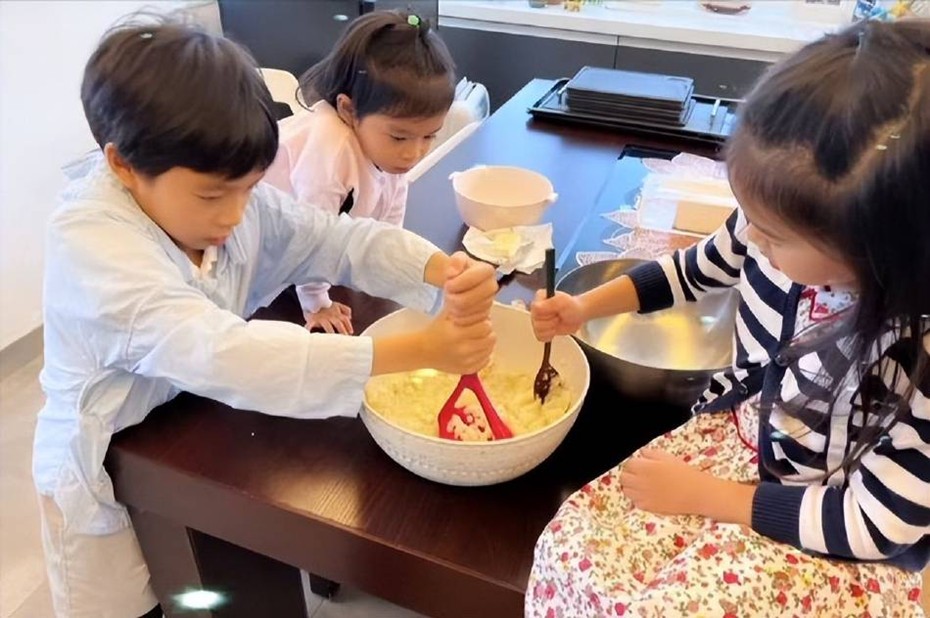 霍启刚小女儿正面照曝光！白裙配公主头纯美可爱，五官复刻郭晶晶