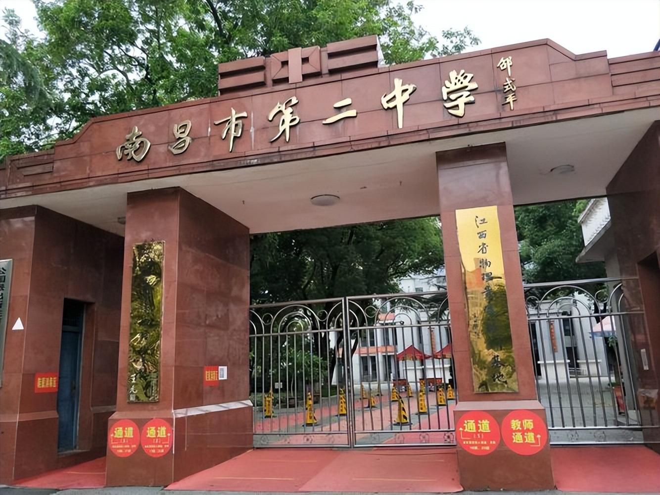 2021年:理科状元,文晨儒,南昌五中,708分;文科状元,郭思含,赣州厚德