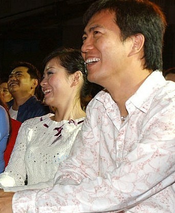 黄健翔个人资料(54岁足球解说员黄健翔:二婚15年,仍愧对前妻,亏欠女儿