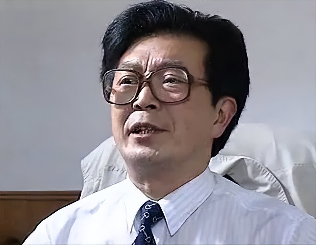 想到的一定是《山城棒棒军》,在这部电视剧中,他饰演"孟小渝爸爸"陈凯