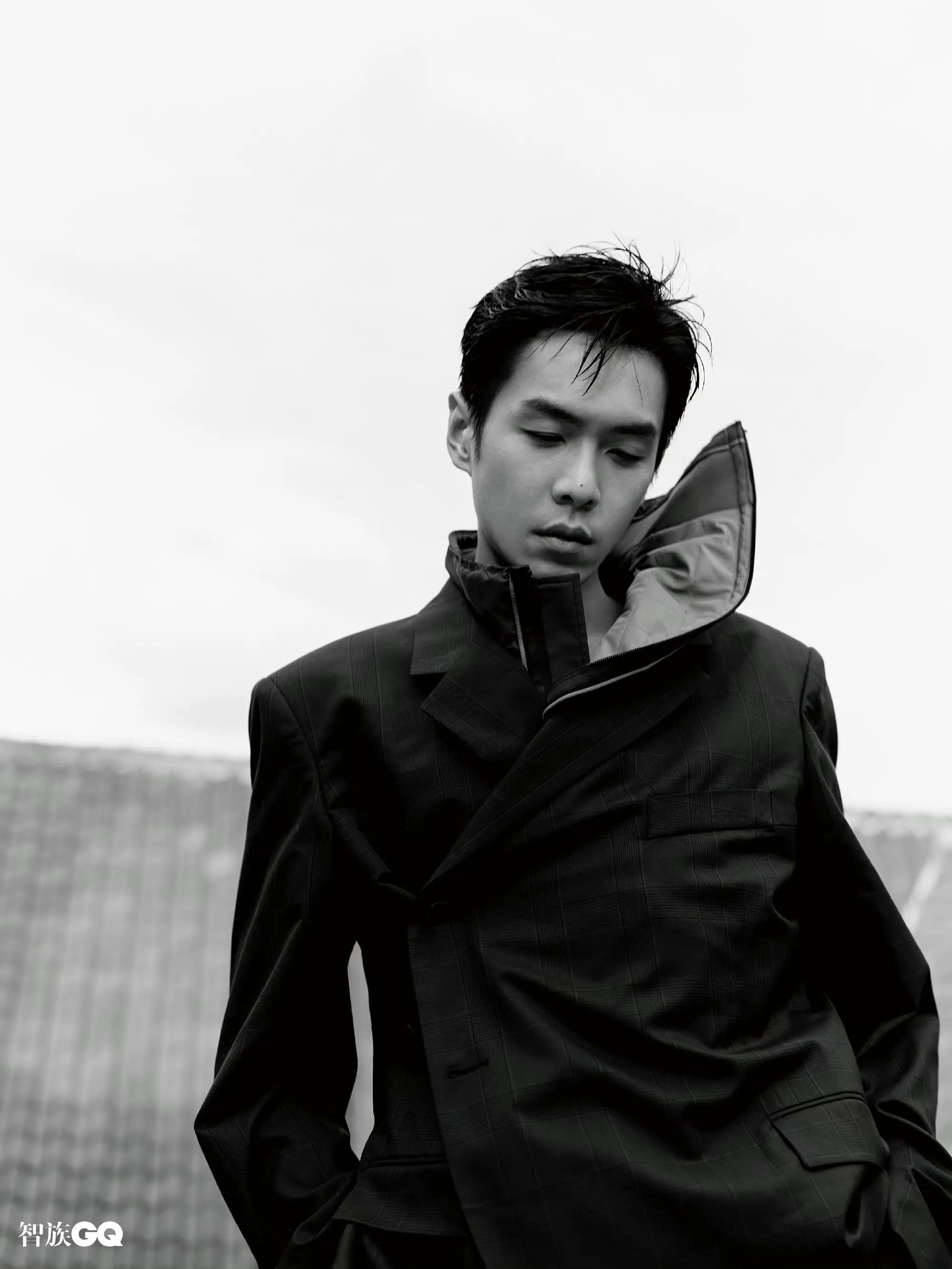 时尚｜张若昀登《智族GQ》七月刊封面，演绎西部大片解锁新刊