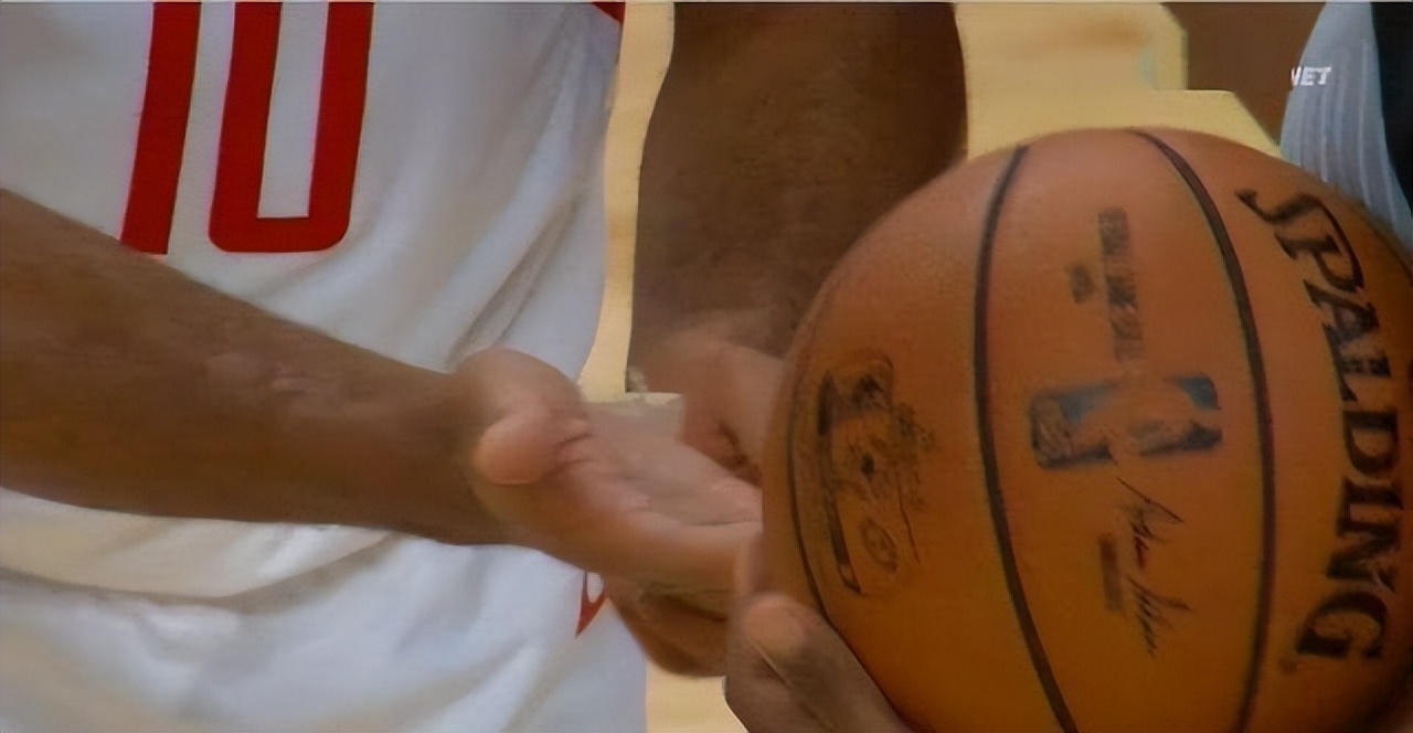 NBA对抗强度有多大？库里切球手指脱臼，威少脸上被肘击出一大坑