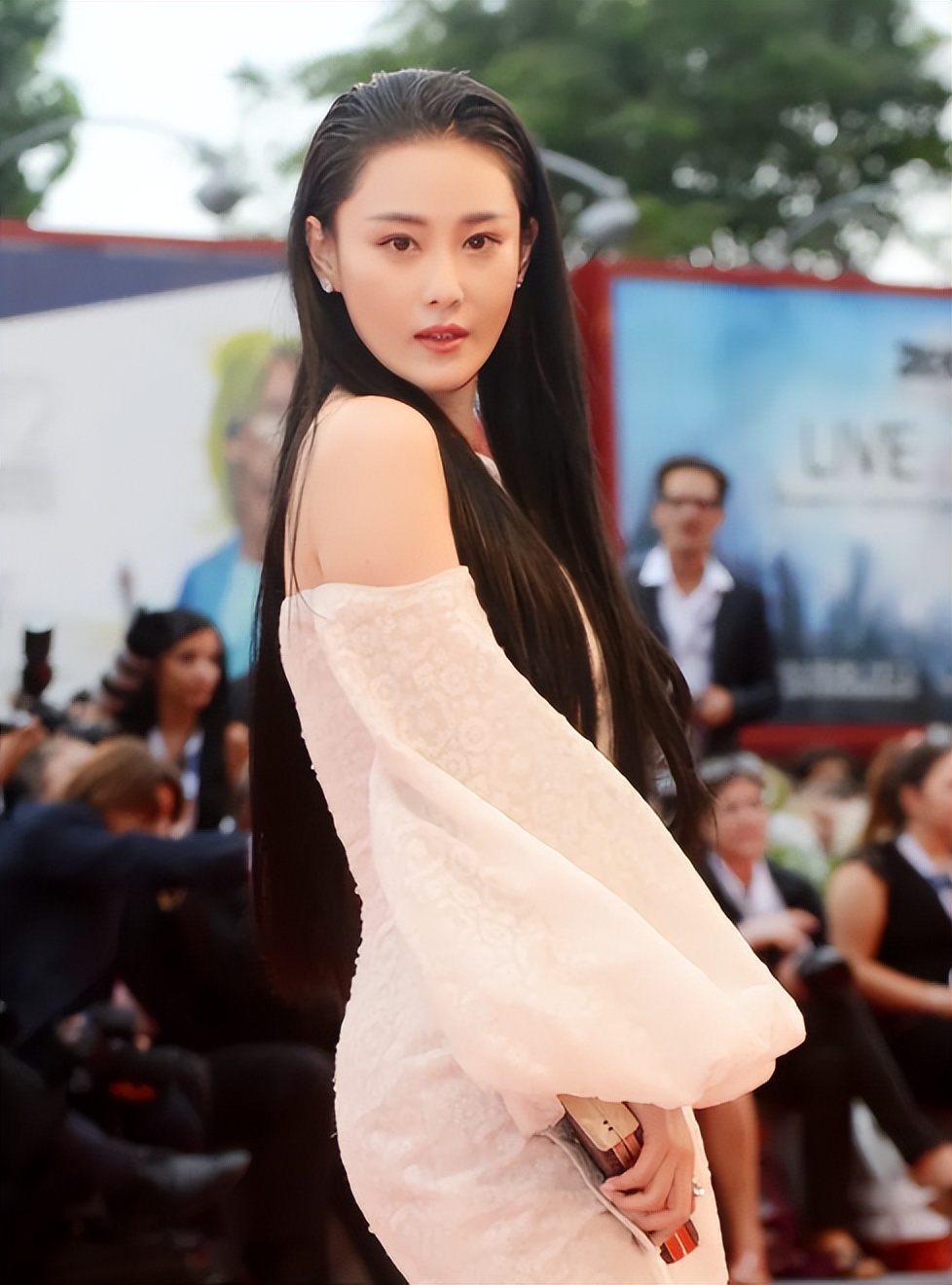 张馨予宣布结婚有多少人祝福(著名演员张馨予:嫁何捷当军嫂,婚后生一