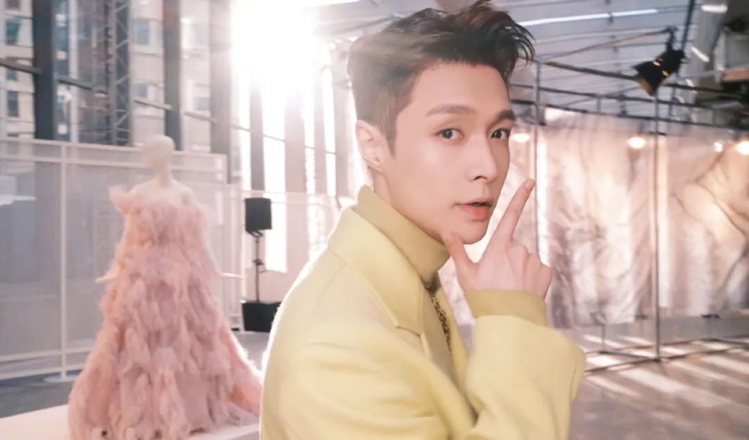 此前,张艺兴在综艺节目《向往的生活》里就露出过素颜,确实有点"惊吓"