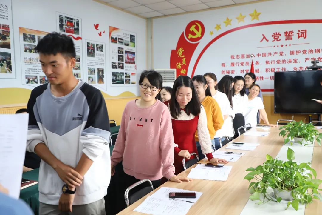 煎茶小学绿荫讲堂第二组举办“读经典，扬初心”绿荫讲堂读书会