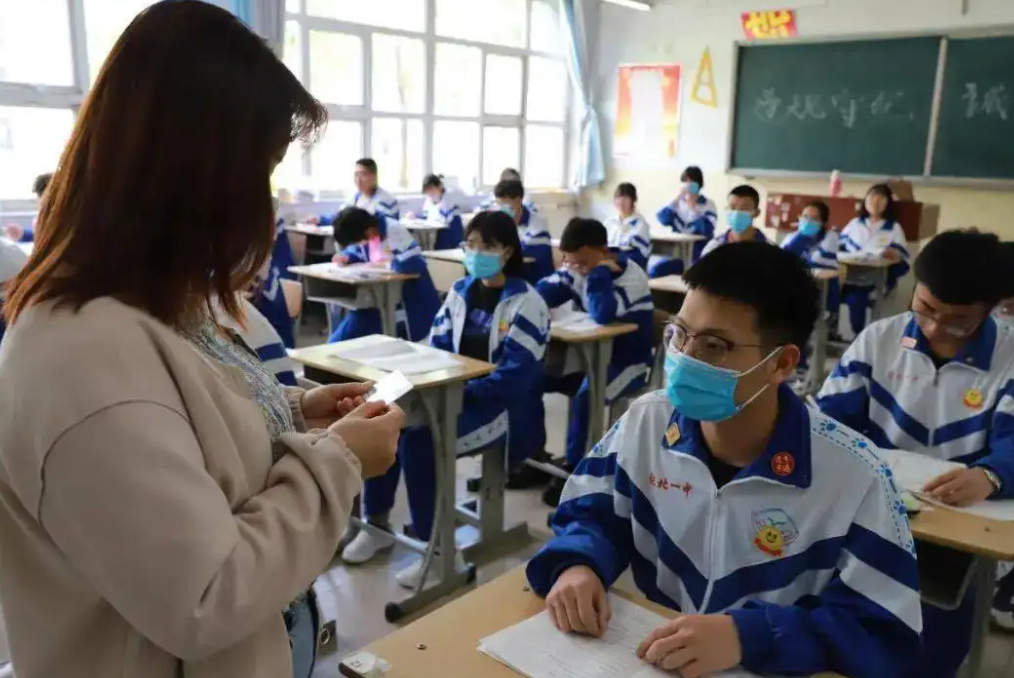 高考数学有多难？考生调侃想让韦神附体，不料却附在了卷子上