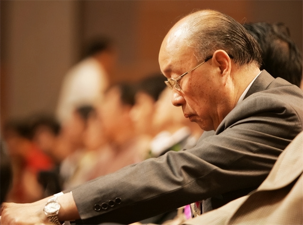 郭丽军本身业务能力存疑,作为一位高管,其对于双汇企业的的生产,采购