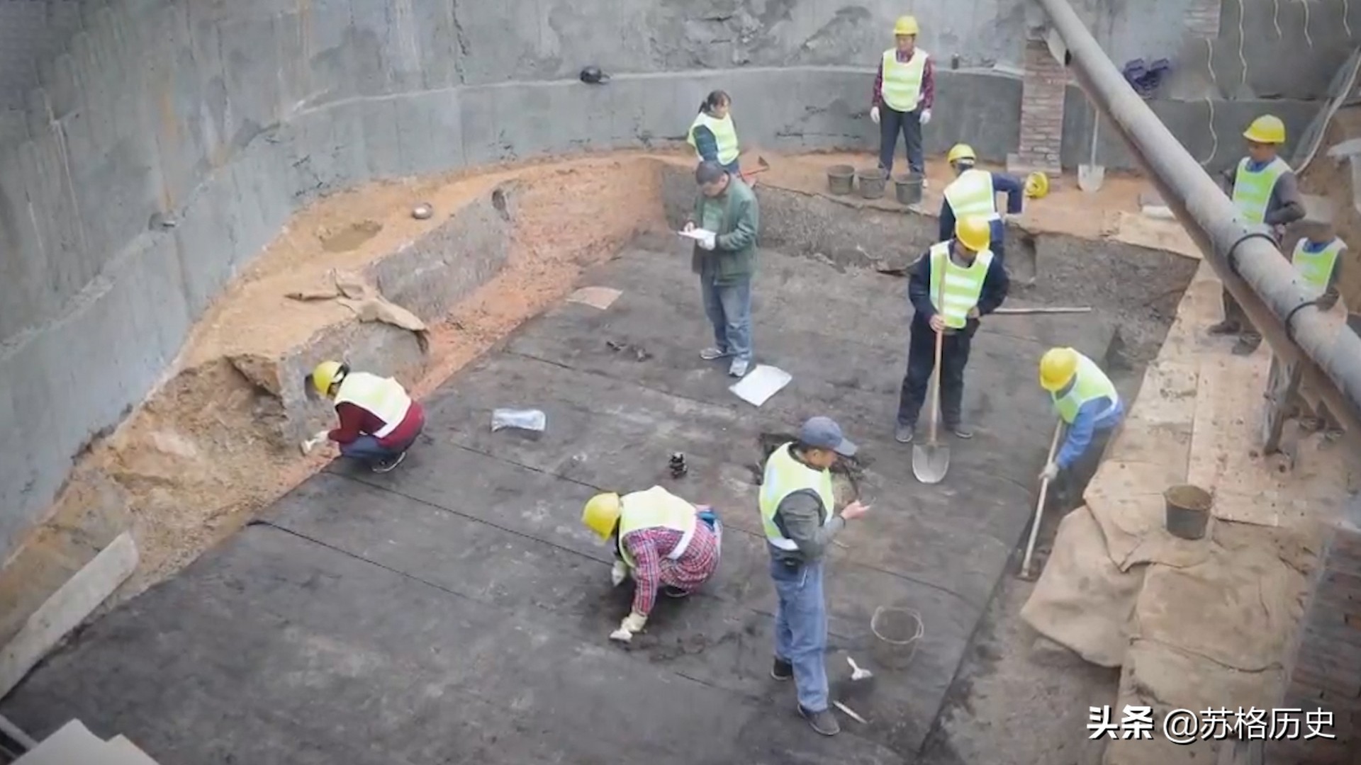 四川商业街挖出古墓，盗墓贼唯独留下国宝，失传医书重现世间