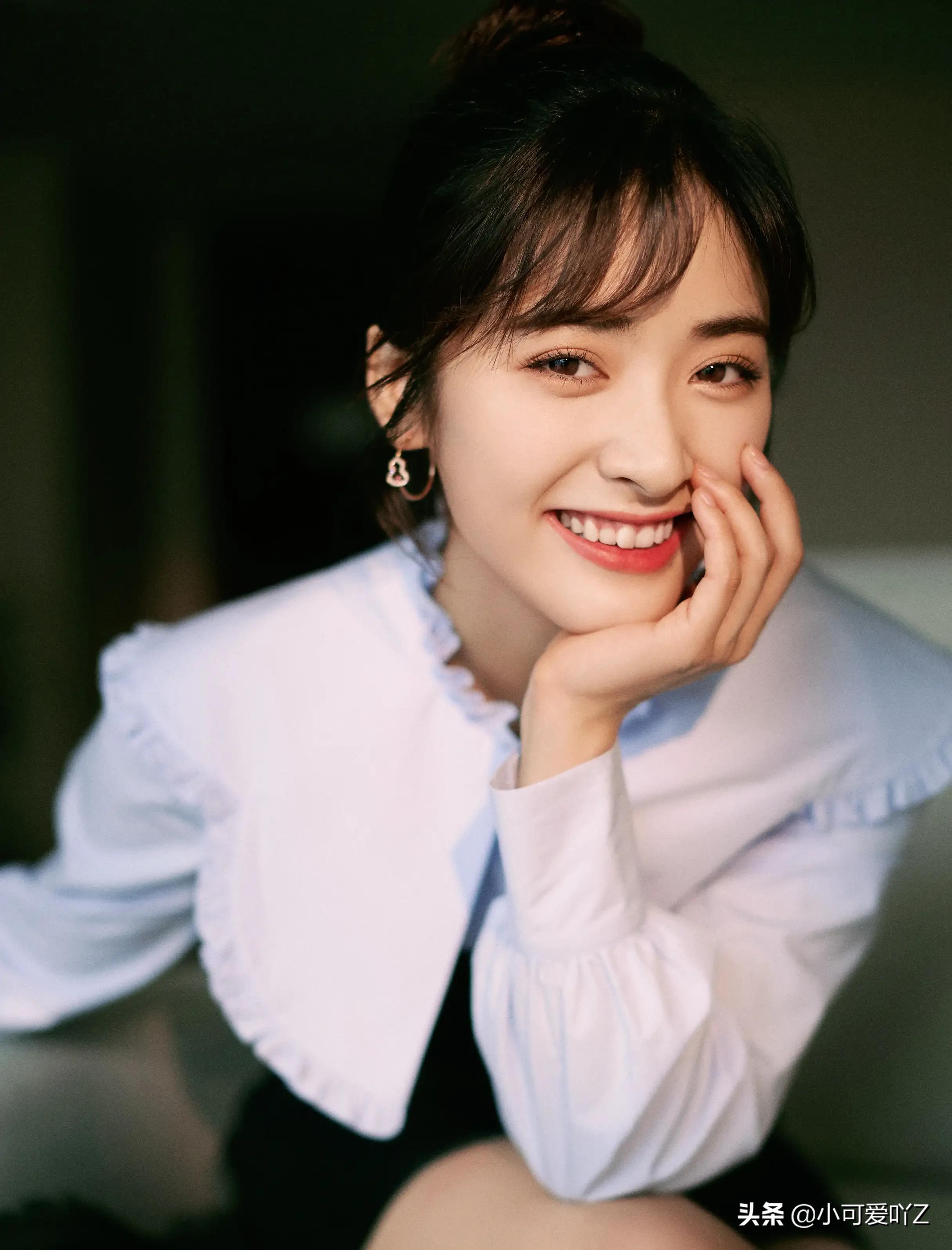 沈月，淡雅裙装，清纯甜美