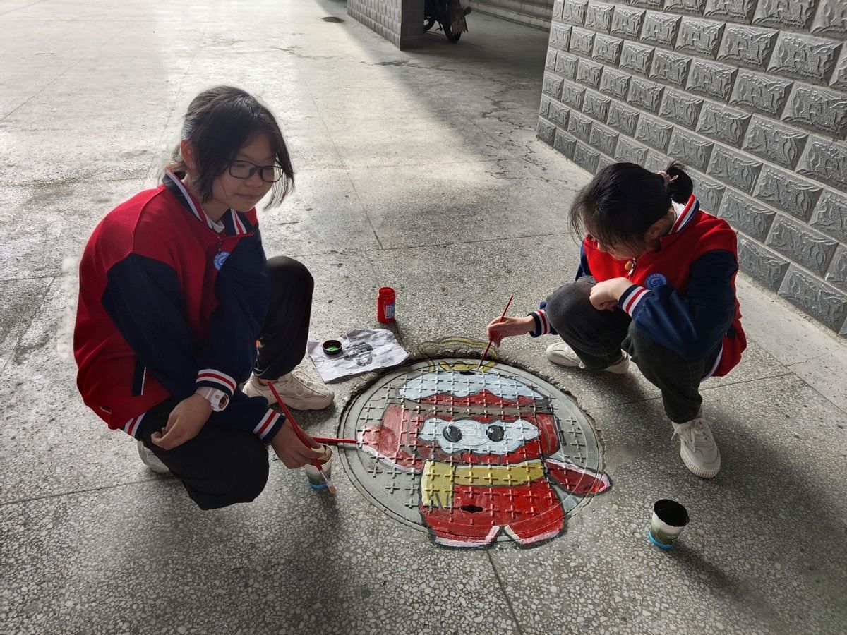 黄梅思源实验学校:学校井盖变画布,创意涂鸦绘文明