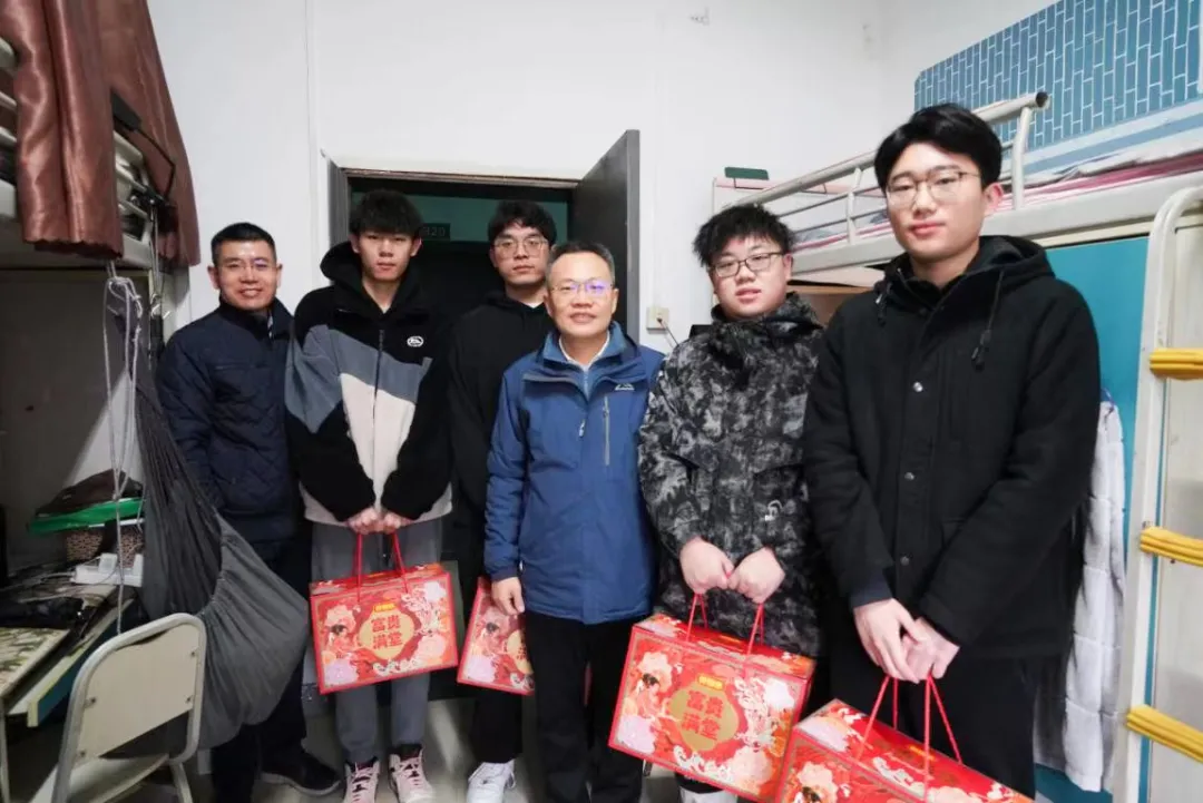 暖心从不缺席，寒假里的重大校园温暖如春