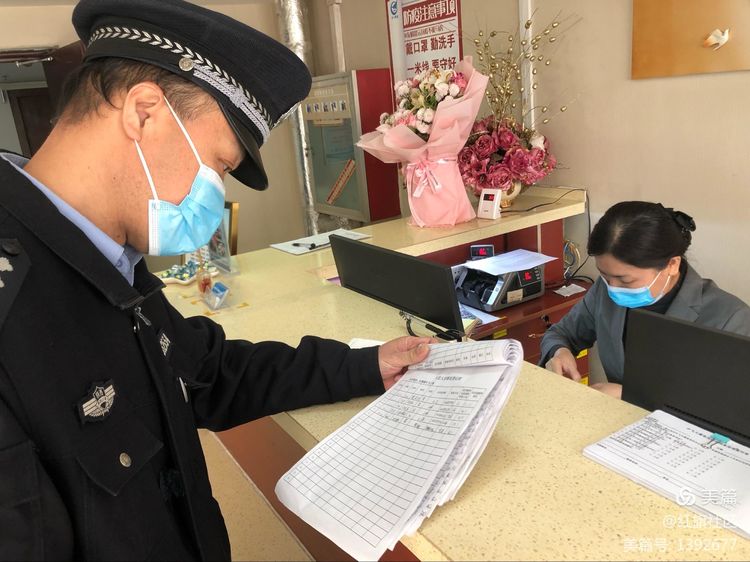 西安公安阎良分局凌云路所检查重点涉外宾馆酒店强化境外人员临住登记工作