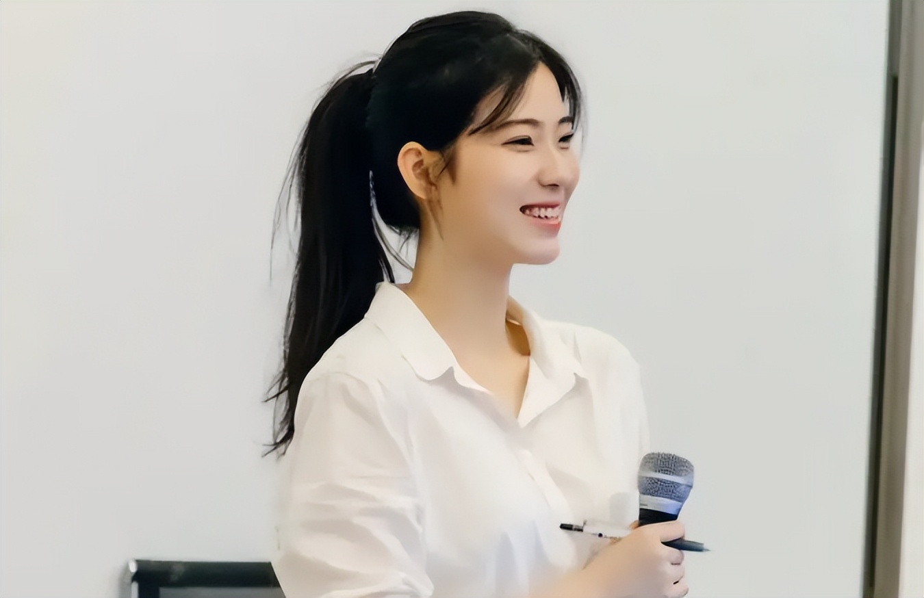 大学女教师因长相火了，“黄金比例脸”美艳动人，却有些不真实