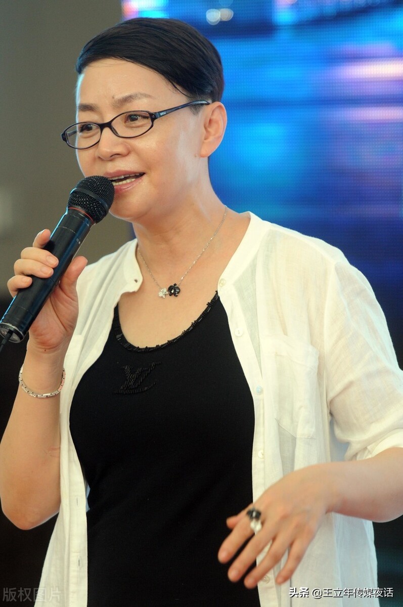 宋丹丹《萌探探探案》录制：白色套装，率性利落风