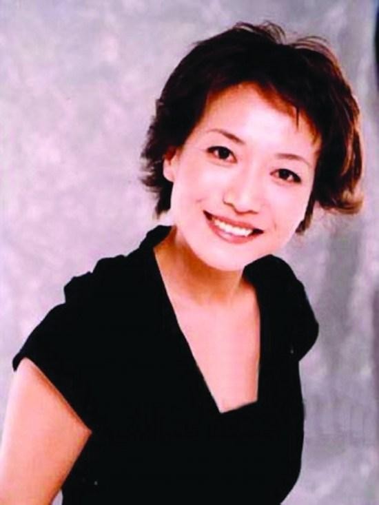 央视主持人贺红梅：事业顺风顺水，如今54岁婚姻状况成谜