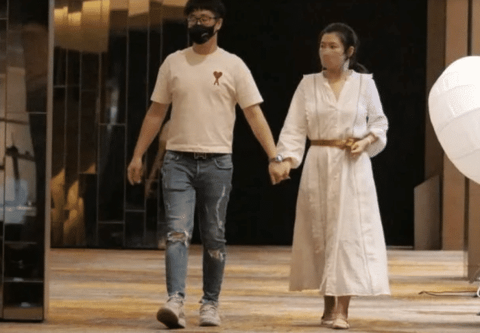 贾静雯晒全家福，和修杰楷越来越有夫妻相，咘咘波妞大眼睛灵动