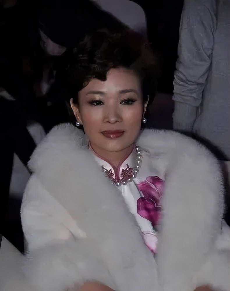 温州富豪胡洁：前夫贪污获刑16年，二婚带娃嫁周立波，送上保时捷