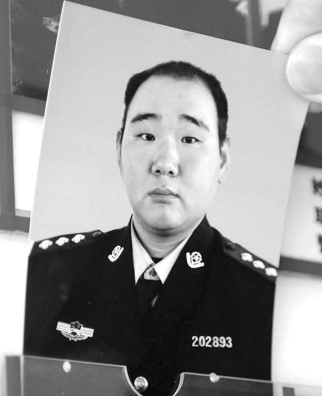 2011年大连32岁交警被人当街打死，打人者有钱有势，结局如何？