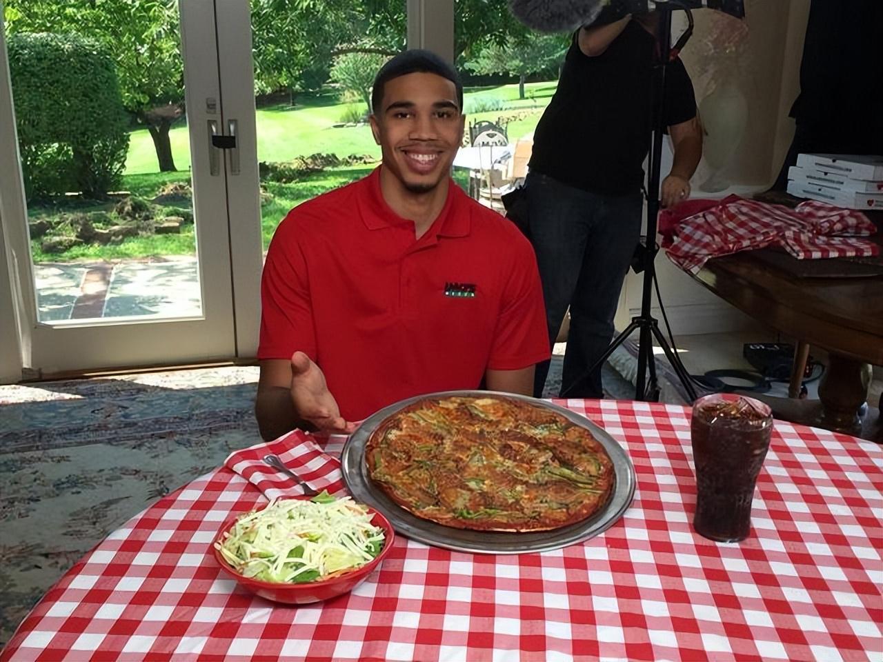 nba哪些球星非常能吃(NBA超级大吃货：字母弟一顿狂炫9桶泡面，奥尼尔5分钟吃36根热狗)