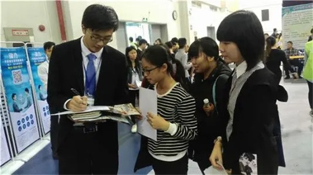职校生实习现状：宁在格子间免费干活，也不愿在一线“打磨”