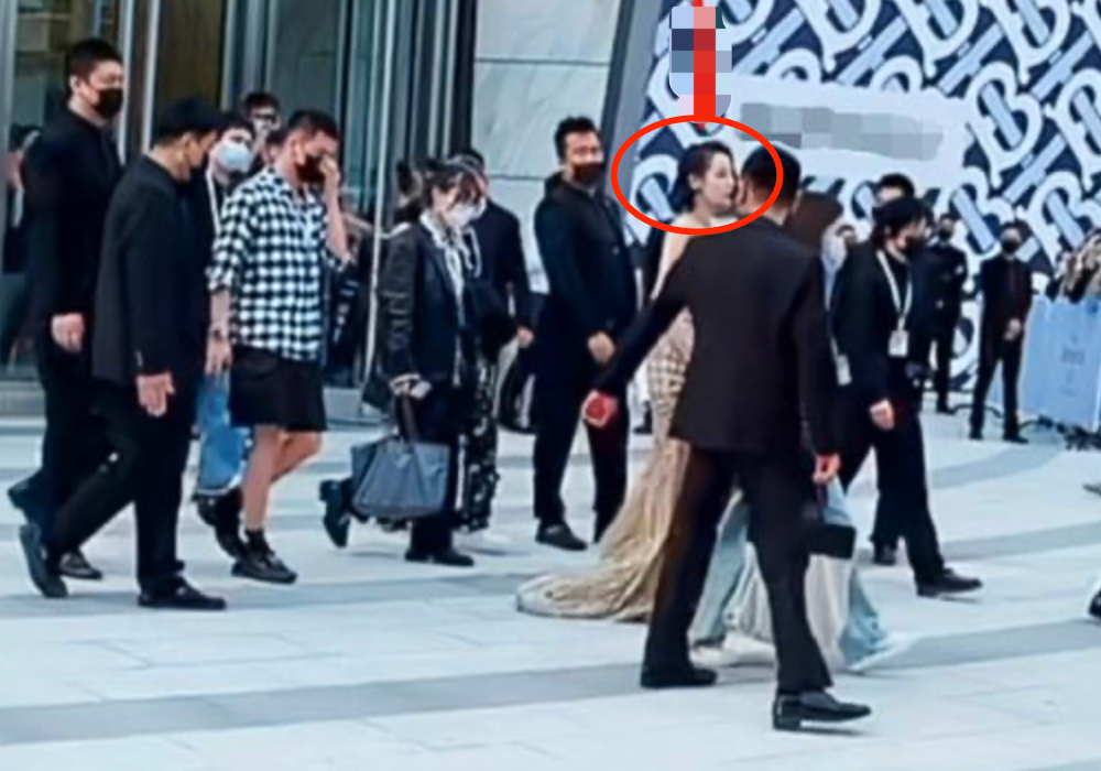 知名女星热巴穿抹胸拍大片!躺地上炫出巴掌细腰,一双腿又直又长